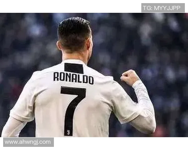 足球明星背影静谧瞬间展现独特魅力与深邃思考的艺术之美